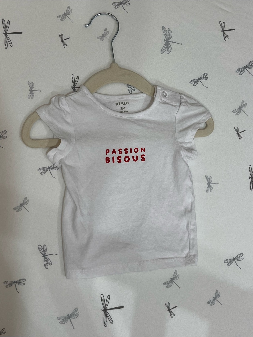 KIABI White Baby Tee with Red "Passion Bisous" Graphic